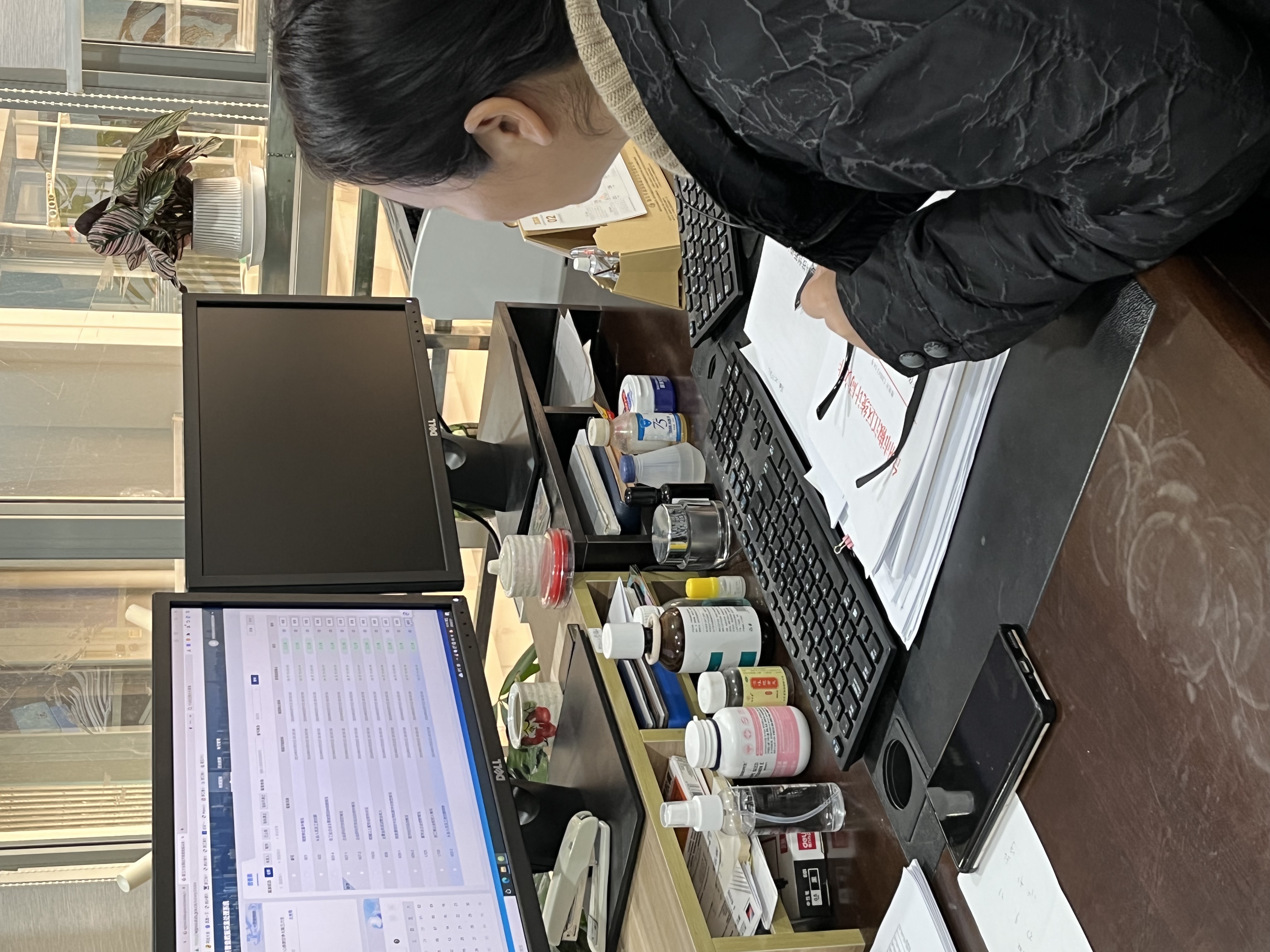 1709276879273195.jpg 工作人員在填報五經普數(shù)據(jù)2.jpg